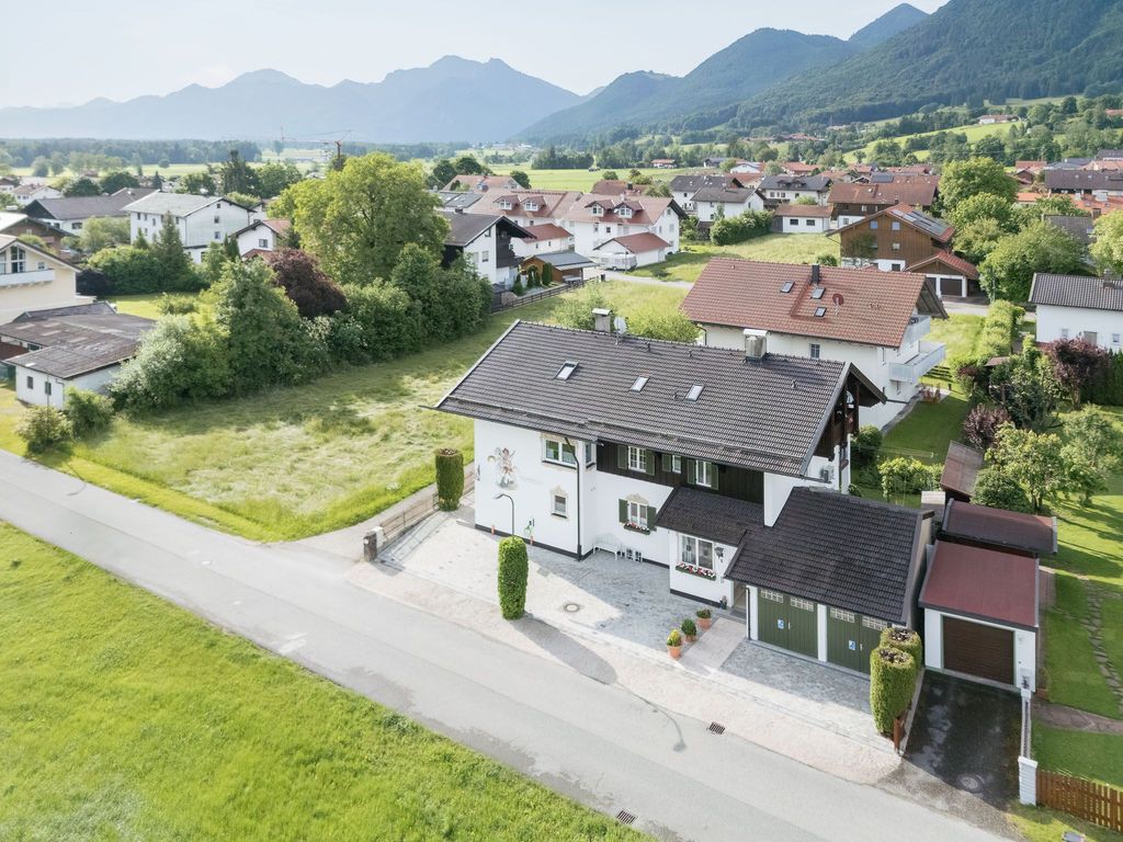 Eingebettet zwischen den Chiemgauer Bergen und dem wunderschönen Chiemsee liegt unser Ferienhaus in einer ruhigen Wohngegend.