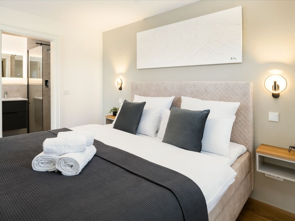 Mit einem komfortablen Bett und einer ansprechenden Einrichtung sorgt das Schlafzimmer für eine erholsame Nachtruhe.