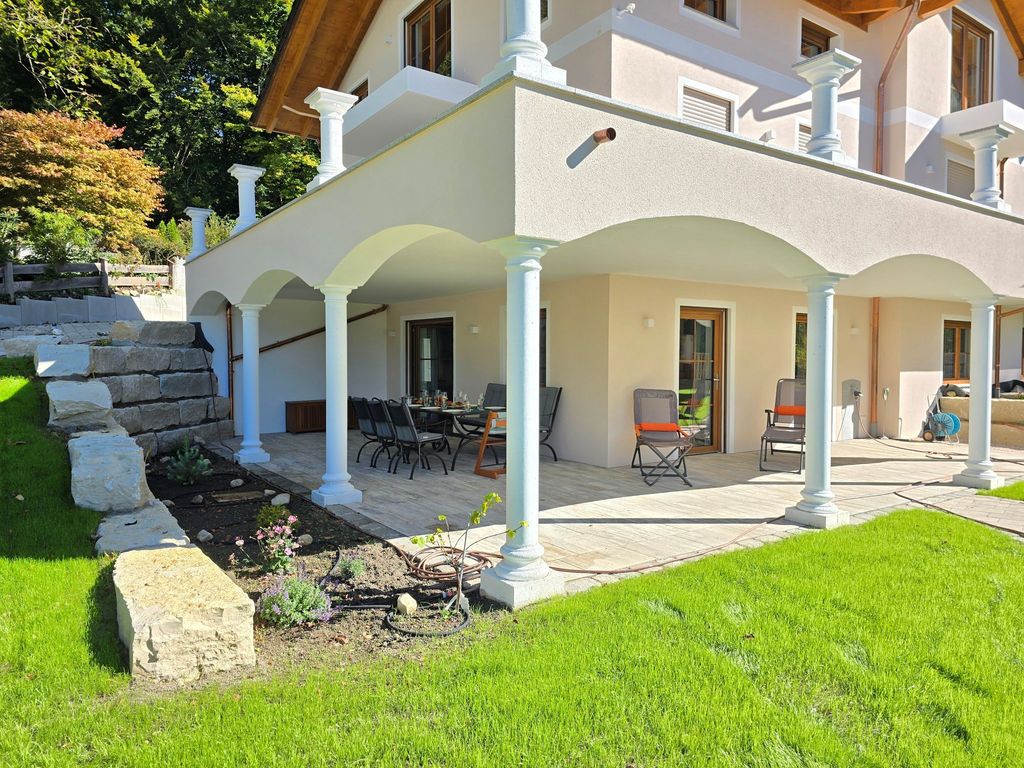 Sitzgruppe auf Terrasse im Schatten