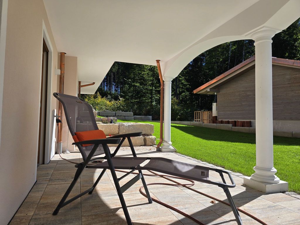 Entspannung im Liegestuhl auf der Terrasse mit Blick auf den beruhigenden Wald
