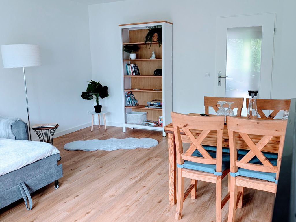 Wohnzimmer mit Regal und Esstisch