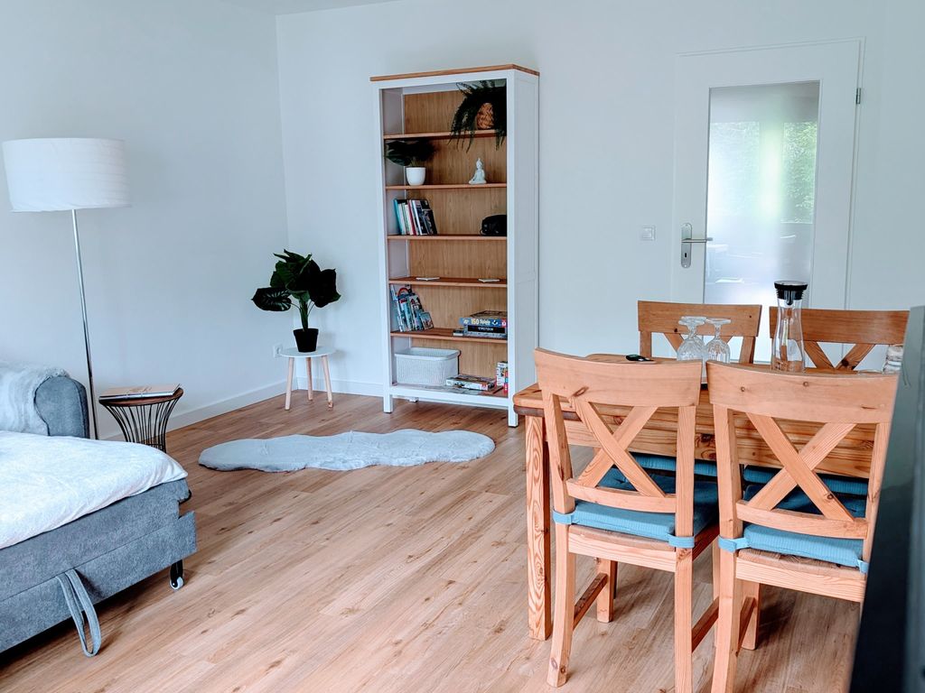 Wohnzimmer mit Regal und Esstisch