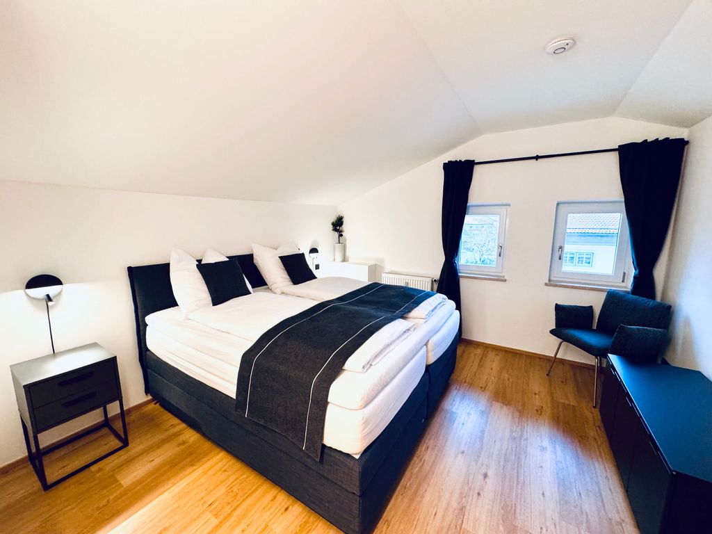 Schlafzimmer 1