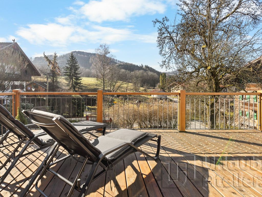 Terrasse mit Blick in die Berge und Natur