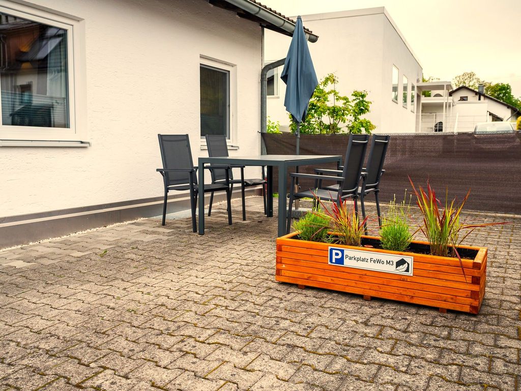 Nord-/Westterrasse und Parkmöglichkeit