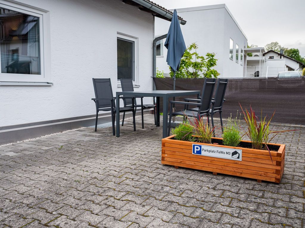 Nord-/Westterrasse und Parkmöglichkeit