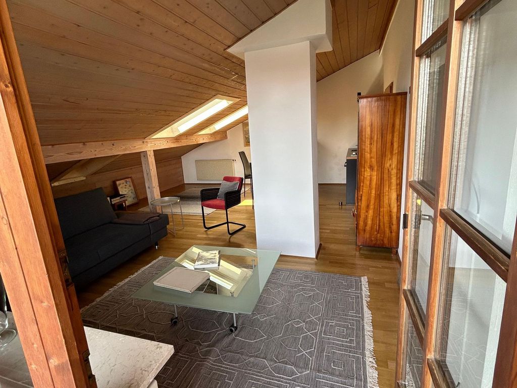 Wohnraum mit Blick ins Zimmer