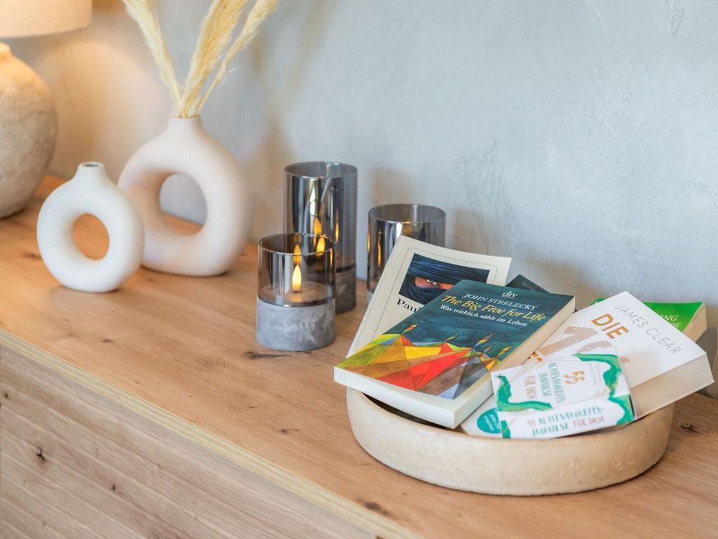 Wohnzimmer mit vielen kleinen  Einrichtunsgdetails und Büchern, sowie Spielen