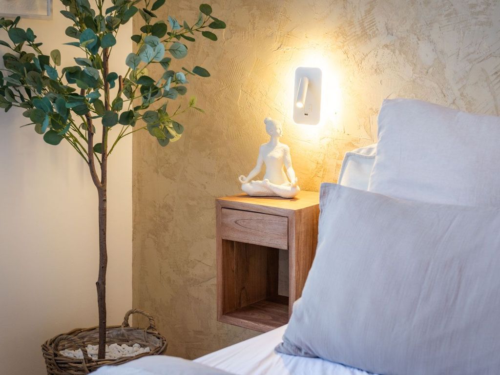 Das Schlafzimmer wurde im Boho-Stil eingerichtet und sorgt mit kleinen Details für eine Wohlfühlatmosphäre