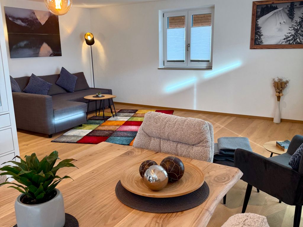 Esszimmer mit Blick zum offenen Wohnzimmer