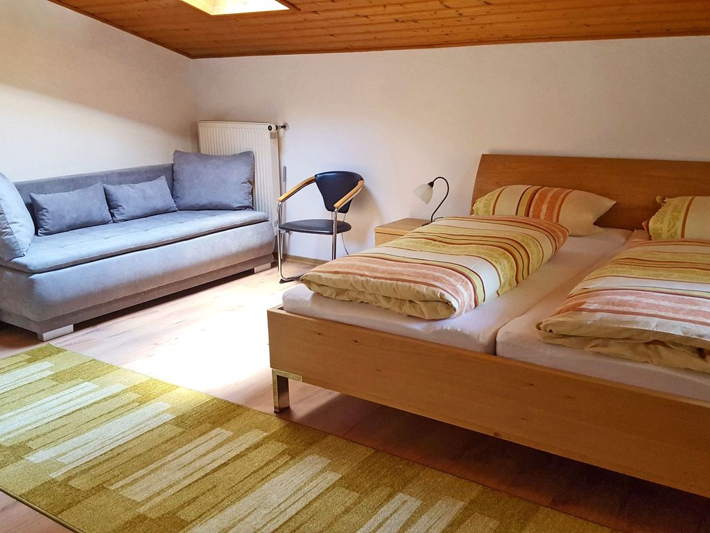 Doppelzimmer mit Ausziehcouch Dusche/WC und TV