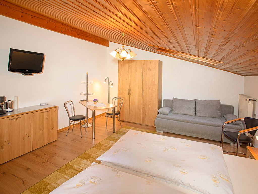 Doppelzimmer mit Ausziehcouch Dusche/WC und TV