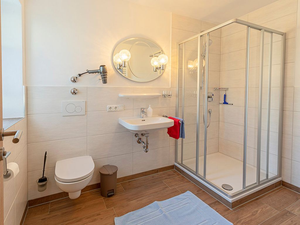 Doppelzimmer mit Ausziehcouch Dusche/WC und TV