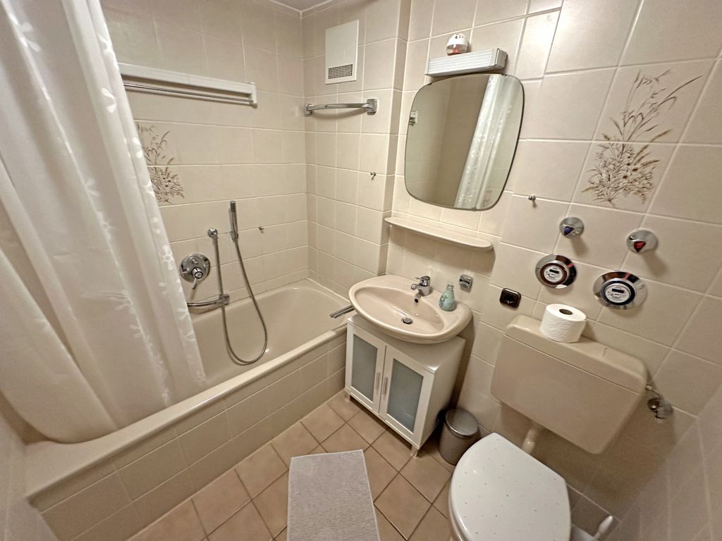 Badezimmer Dusch/Badewanne und WC