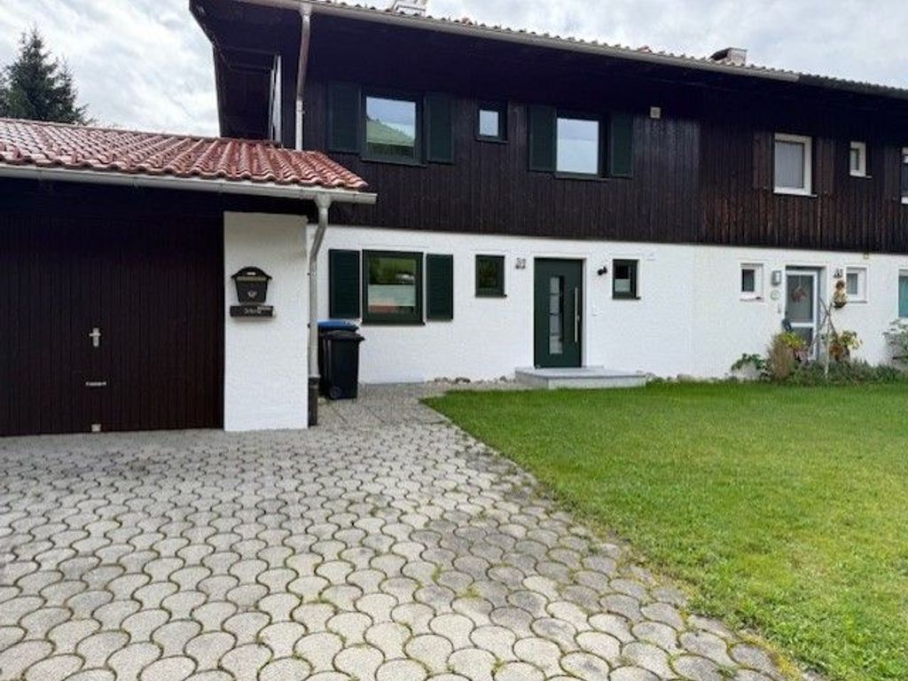 Eingang mit Parkplatz
