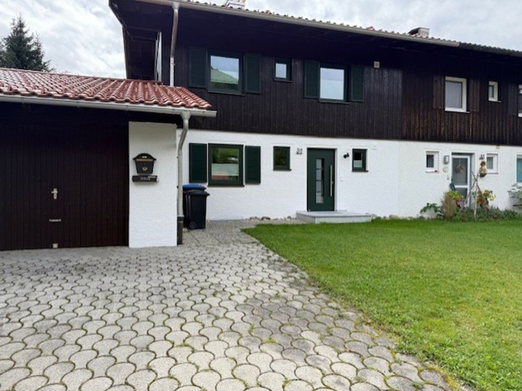 Eingang mit Parkplatz