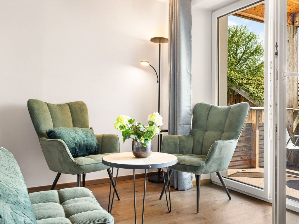 Gemütliche Sitzecke im Schlafzimmer mit Balkon