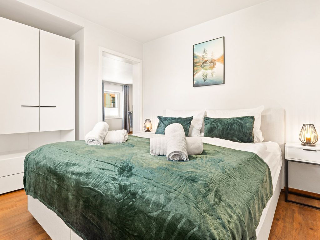 Schlafzimmer mit komfortablem Boxspringbett (180 × 200 cm).
