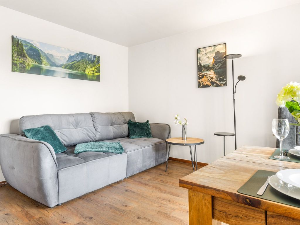 Wohnbereich mit komfortabler Schlafcouch (160 × 200 cm Liegefläche)