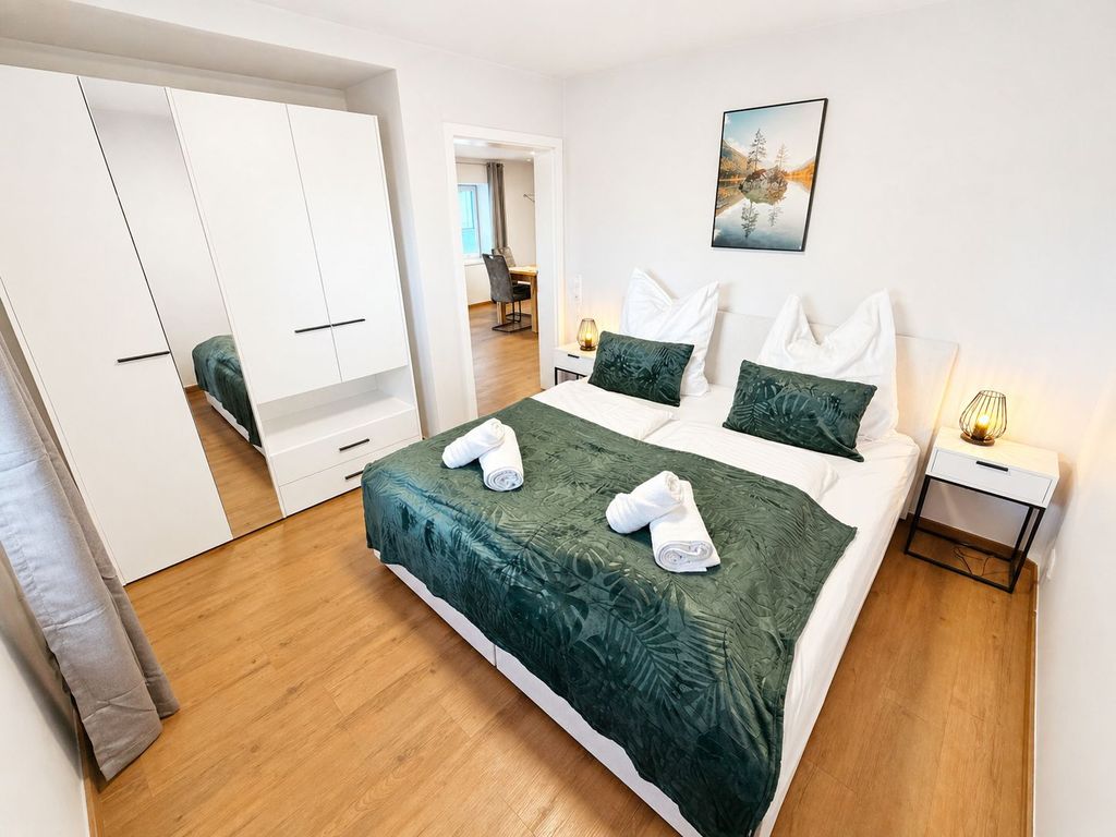 Schlafzimmer mit komfortablem Boxspringbett (180 × 200 cm).