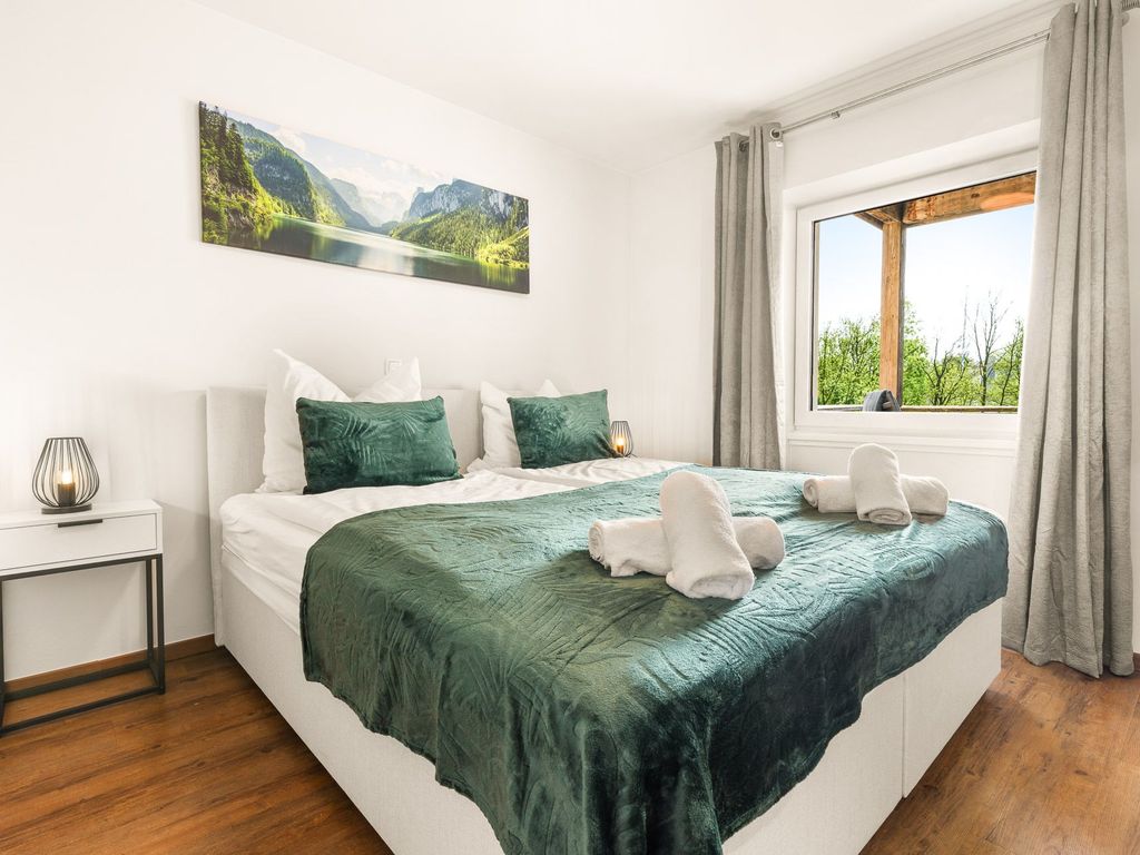 Schlafzimmer mit komfortablem Boxspringbett (180 × 200 cm).