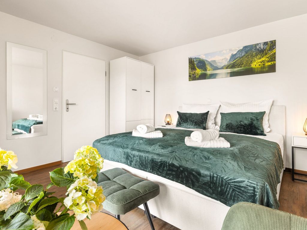Schlafzimmer mit komfortablem Boxspringbett (180 × 200 cm).