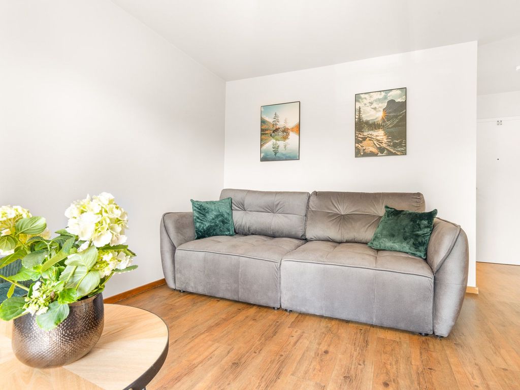 Wohnbereich mit komfortabler Schlafcouch (160 × 200 cm Liegefläche)