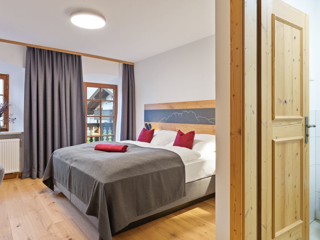 Doppelzimmer mit Dusche/WC, Schlafcouch und Balkon mit Berglick