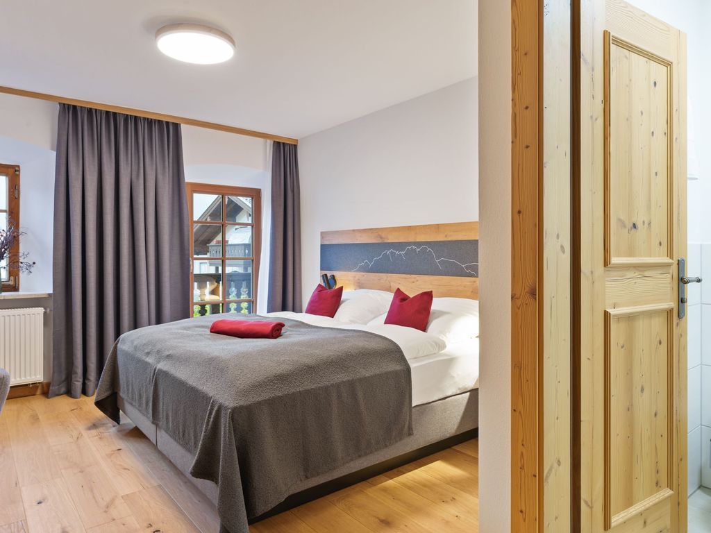 Doppelzimmer mit Dusche/WC, Schlafcouch und Balkon mit Berglick