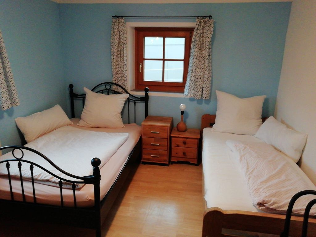 Blaues Zimmer mit zwei Betten 200 cm x 120 cm und 200 cm x 100 cm