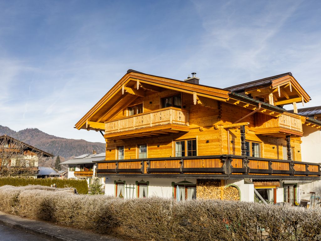 Hausansicht mit Ost- und Südbalkon