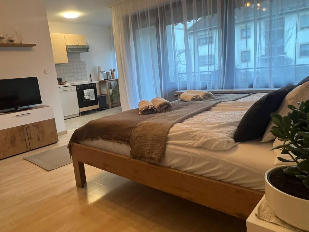 Blick vom Doppelbett in die Küche