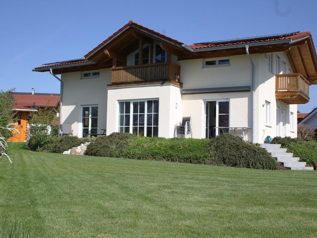 Südansicht mit Süd- und Ostbalkon
