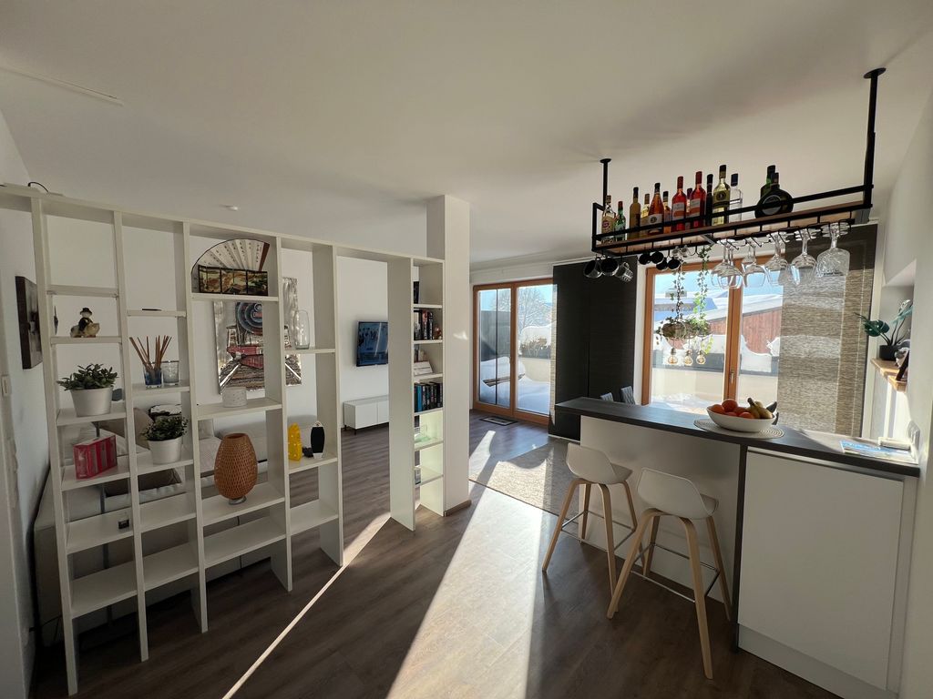 Blick auf das helle Wohn- und Esszimmer