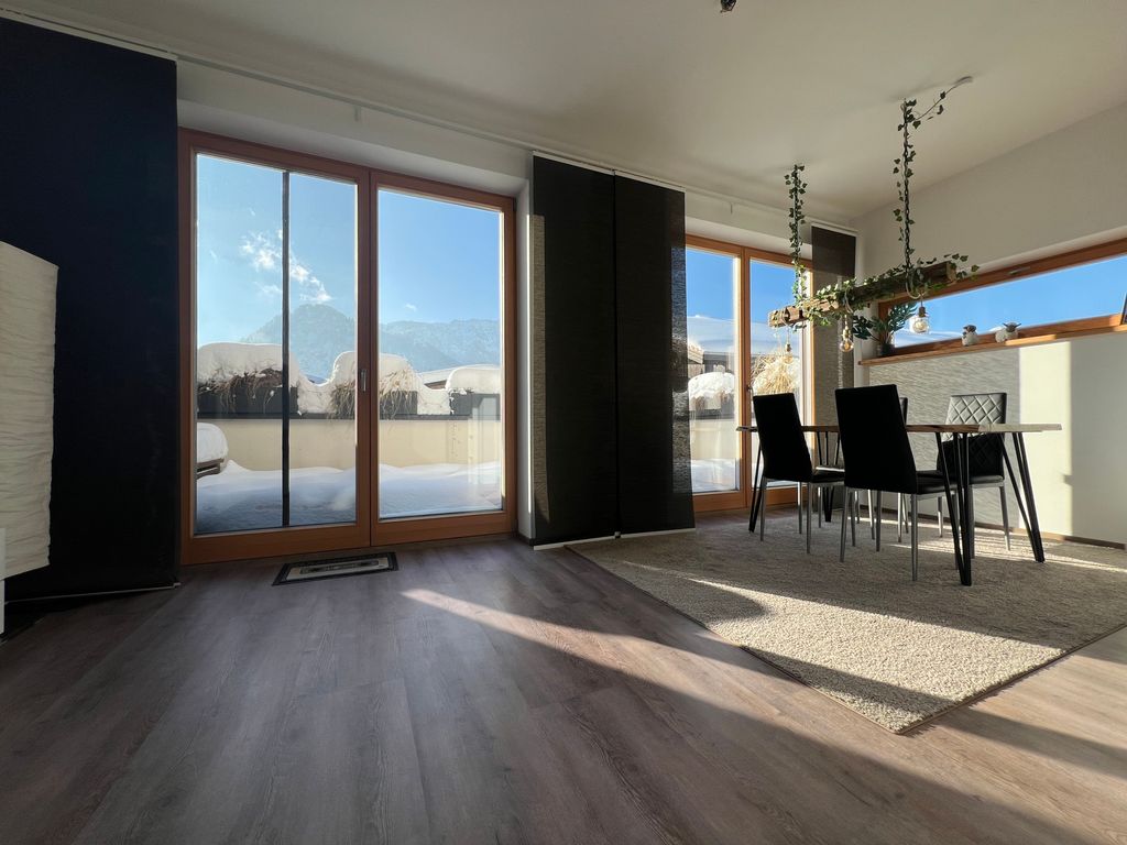 Blick von der Couch auf die Terasse und das Bergpanorama