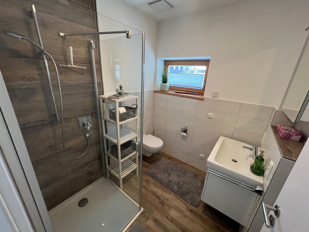 Das schöne, moderne Badezimmer