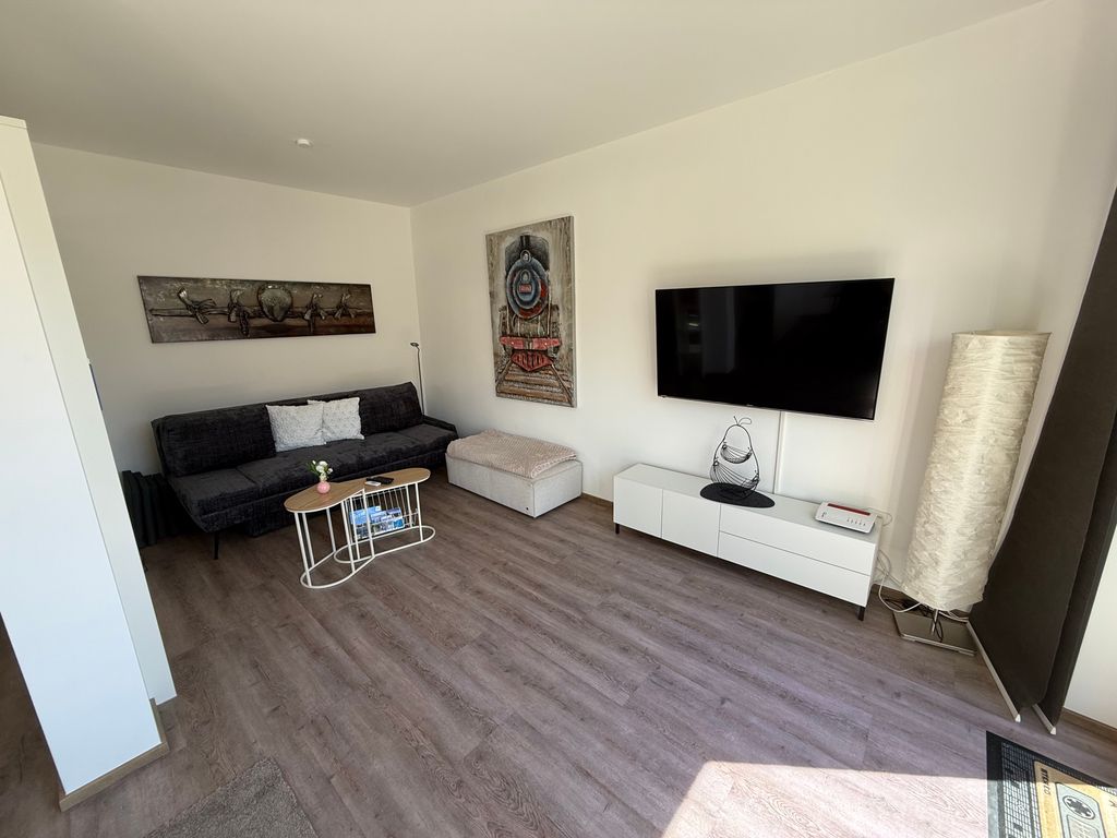 Blick ins Wohnzimmer mit der Schlafcouch