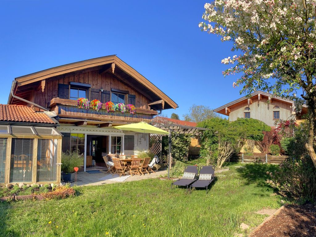 Blick auf's Haus mit Terrasse und Garten