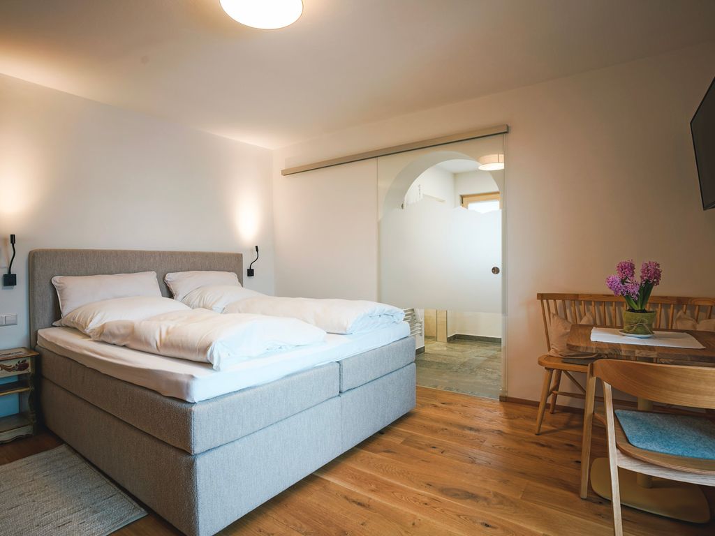 Zimmer 3 mit ca. 25 qm    Doppelzimmer 1. OG