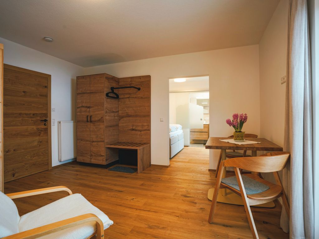 Zimmer 1 mit ca. 35 qm Doppelzimmer 1. OG