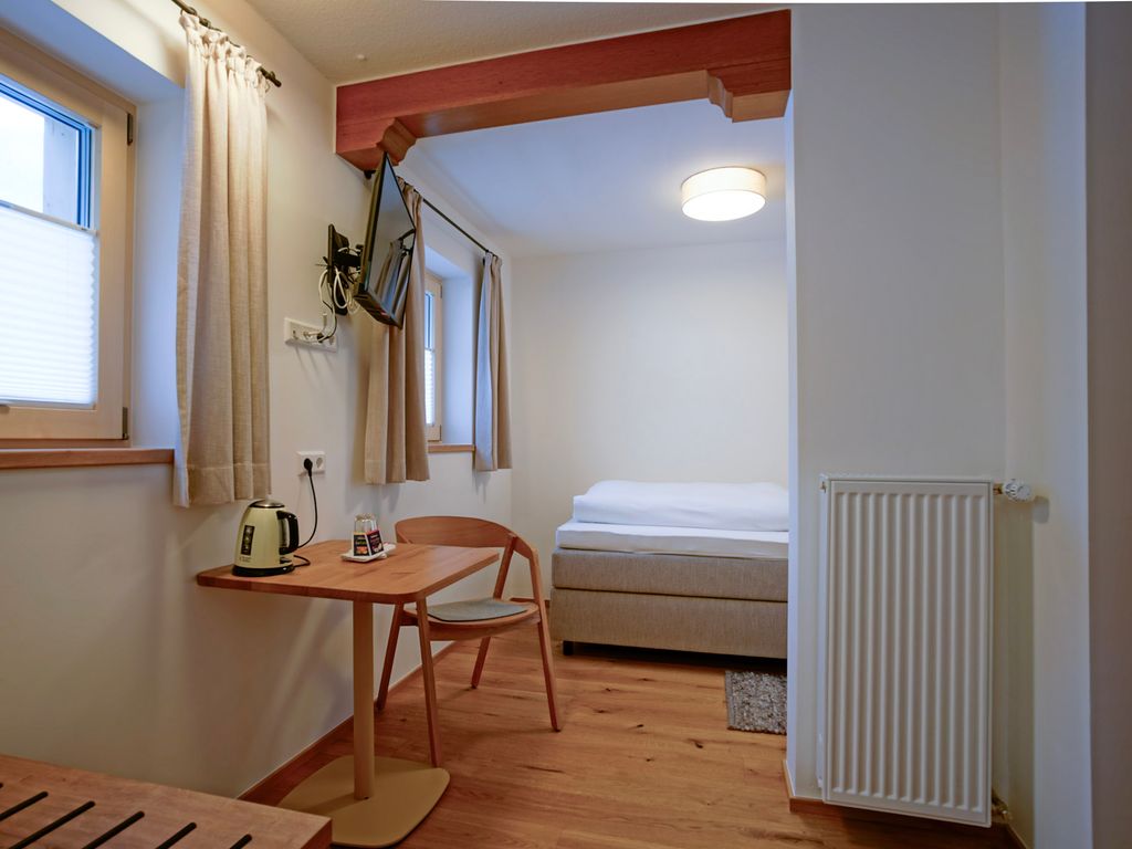 Zimmer 2 mit ca. 14 qm  Einzelzimmer 1. OG