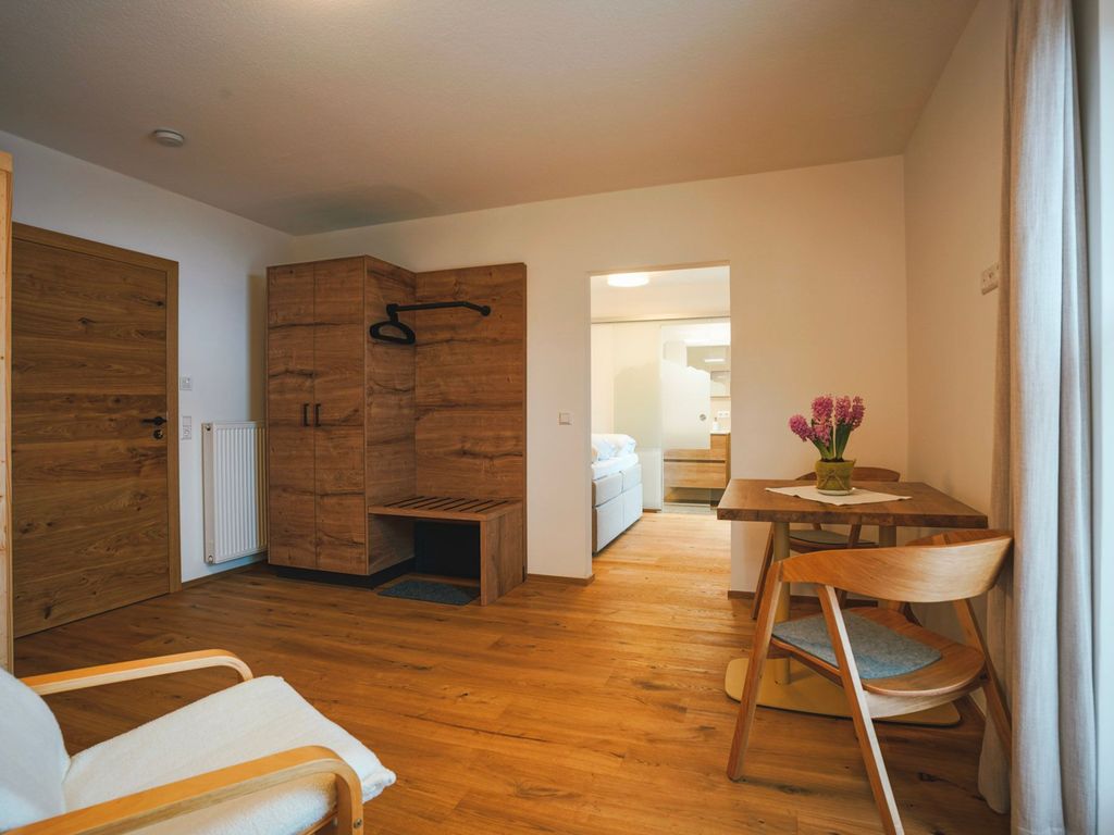 Zimmer 1 mit ca. 35 qm Doppelzimmer 1. OG