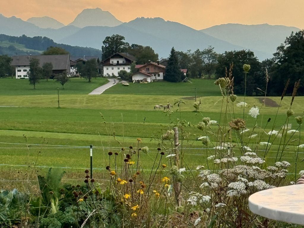 Verschiedene Sitzplätze laden zum Verweilen ein