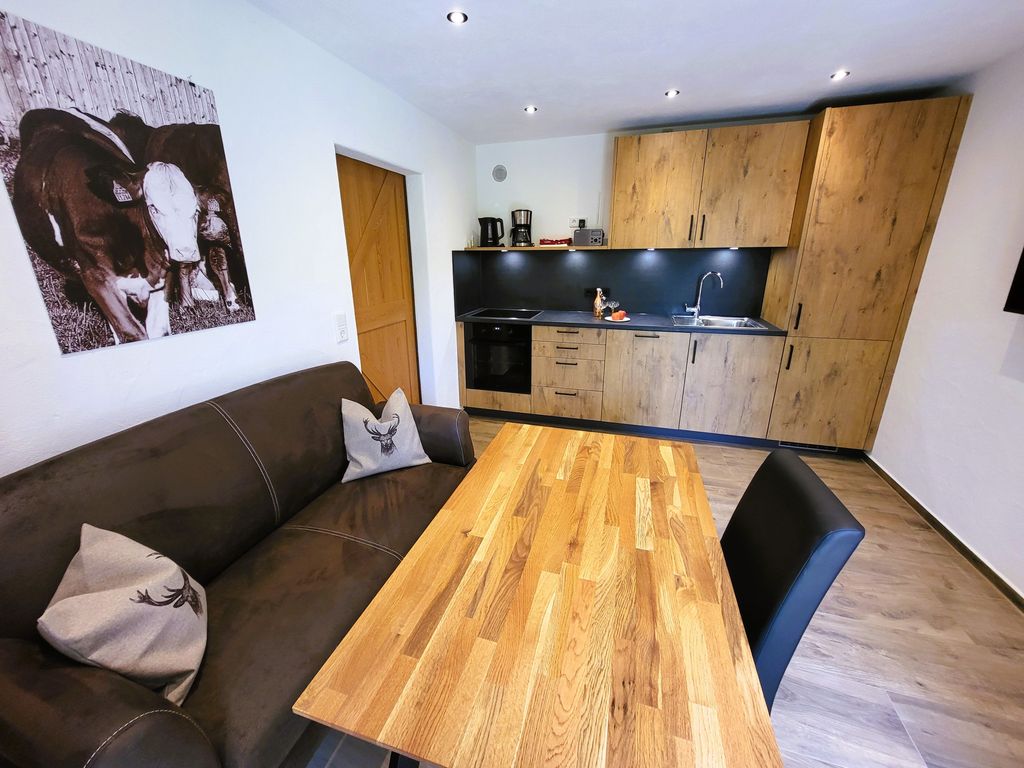 Wohnküche mit Küchensofa Tisch und Stuhl