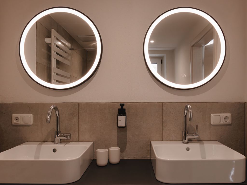 Badezimmer mit Walk-in Dusche und Doppelwaschbecken