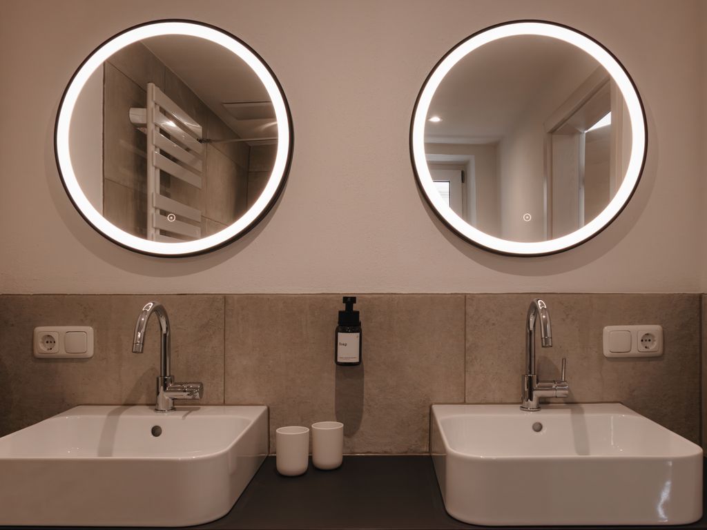 Badezimmer mit Walk-in Dusche und Doppelwaschbecken