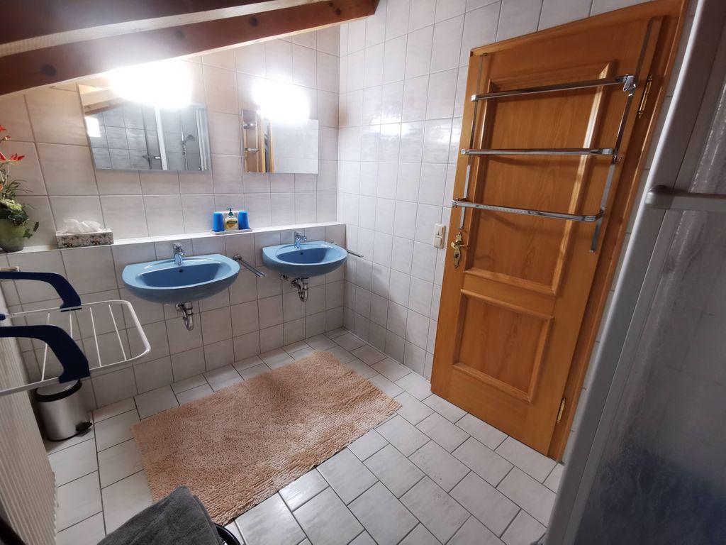 Badezimmer 2 mit zwei Waschbecken und Dusche