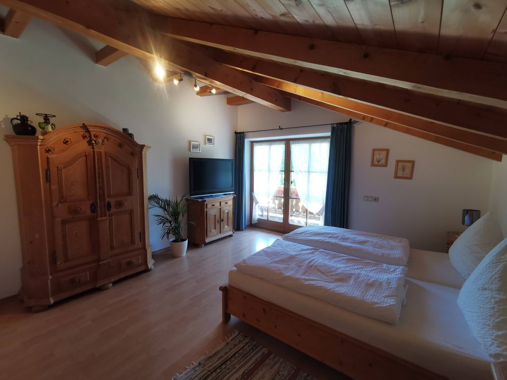 Schlafzimmer 3 mit Zugang zum Balkon