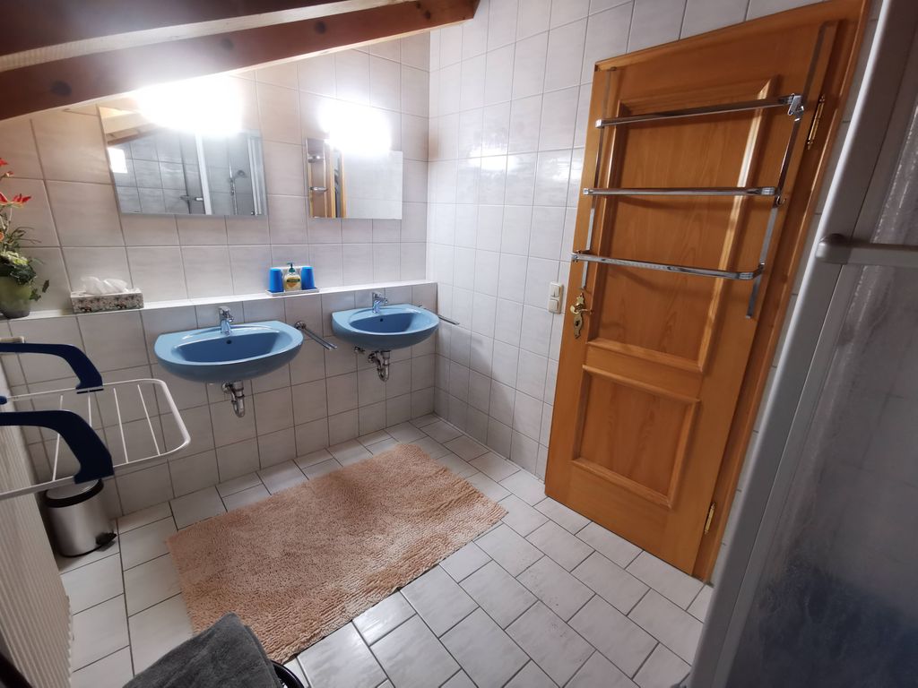 Badezimmer 2 mit zwei Waschbecken und Dusche