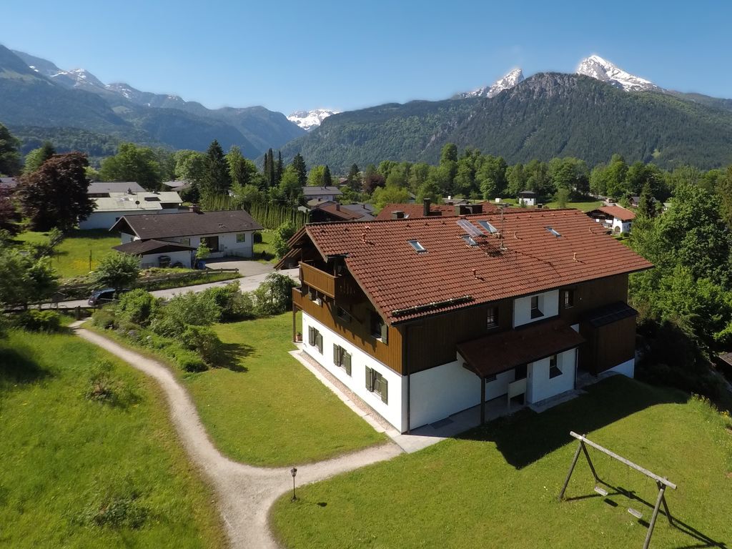 Ansicht des Hauses mit Watzmann im Hintergrund